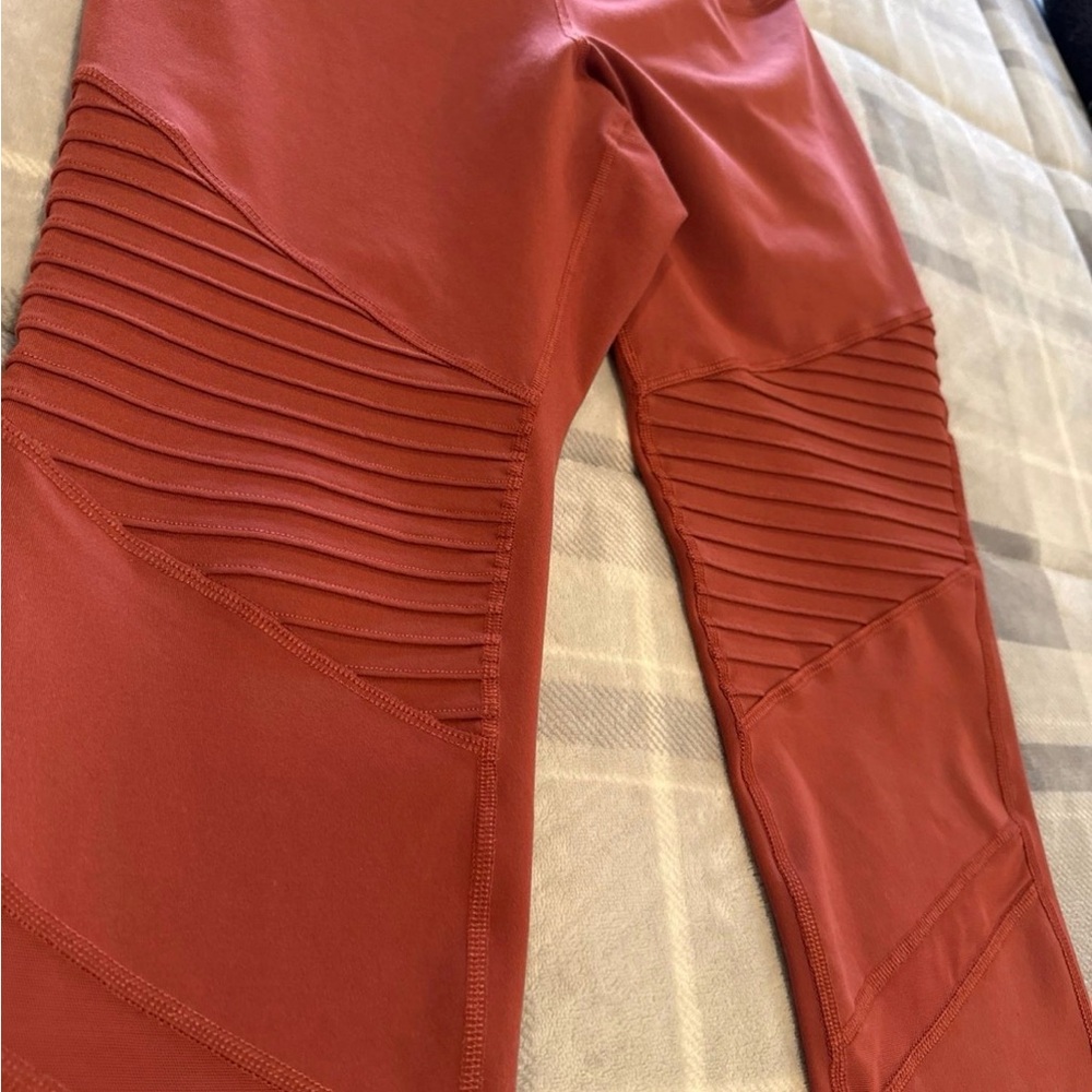Old Navy Rust Red Leggings with Ribbed Detail - Picture 4 of 5